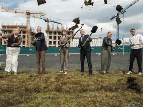 Fyrsta skóflustunga tekin að nýju húsi heilbrigðisvísinda